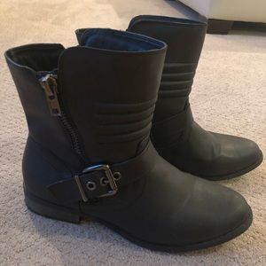 SO black short boots